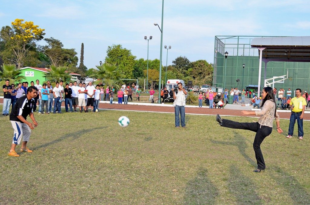 Boletín de Prensa_0248_Indira Vizcaíno Inauguró el Tradicional Torneo de Futbol de Barrios Quesería 2014_02