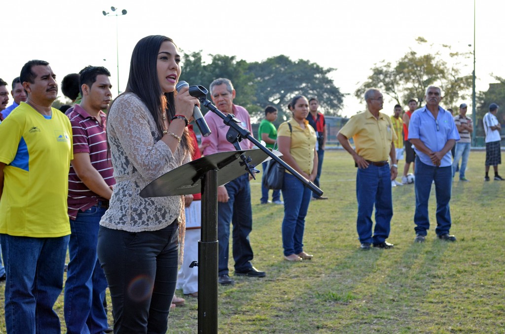 Boletín de Prensa_0248_Indira Vizcaíno Inauguró el Tradicional Torneo de Futbol de Barrios Quesería 2014_03