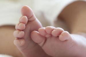 los-pies-de-un-nino_655x438