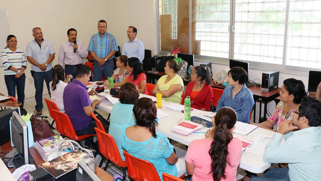 Reunión con maestros en la Pato Araujo   (3)
