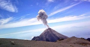 Volc-Colima-lanza-1893279