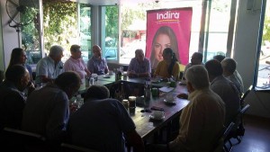 Indira con productores