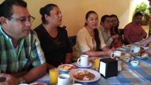 Indira se reune con ciegos y con el equipo de futbol de amputados