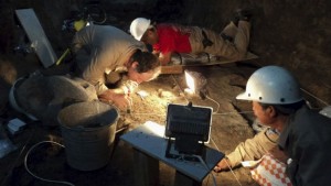 arqueologos-trabajnado-en-un-tnel
