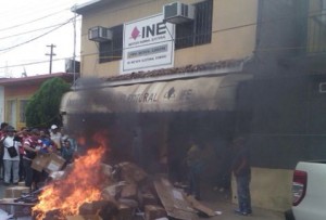 556c8a8873804_papeleria-oficinas-INE-sacada-quemada_MILIMA20150601_0145_11