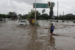 MANZANILLO, COLIMA, 12OCTUBRE2011.- Severas inundaciones en calles y avenidas de Manzanillo dejo a su paso el huracan "Jova" que azotó durante la madrugada de hoy en las costas de Colima y Jalisco. FOTO: SAÚL LÓPEZ/CUARTOSCURO.COM