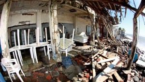 los-escombros-en-el-sitio-turstico-de-colima-que-busca-reponerse-tras-el-paso-del-huracn-patricia