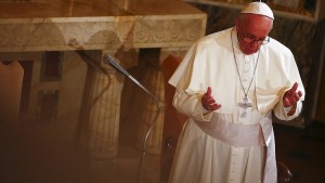 Pope Francis prays during his visit to the Lutheran church in Rome November 15, 2015. REUTERS/Tony Gentile - RTS76P9