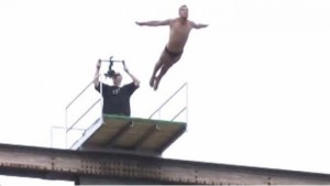 1537_muere-tras-realizar-salto-desde-un-puente_620x350