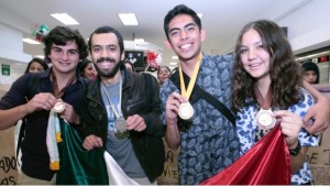 2003_estudiantes-medallistas_620x350