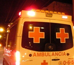 ambulancia-cruz-roja-de-noche