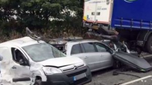 camionero-hijos-mirar-movil-conducia_968314316_116422689_667x375