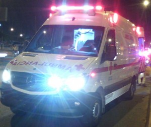 ambulancia-cruz-roja-noche-696x587