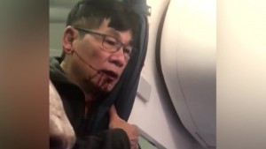 170411202855-cnnee-pkg-yilber-united-airlines-fiasco-video-viral-david-dao-pasajero-arrastrado-00005907-story-tablet