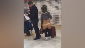 mujer_tanga_aeropuerto