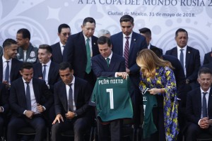 presidente-angelica-rivera-recibieron-playera