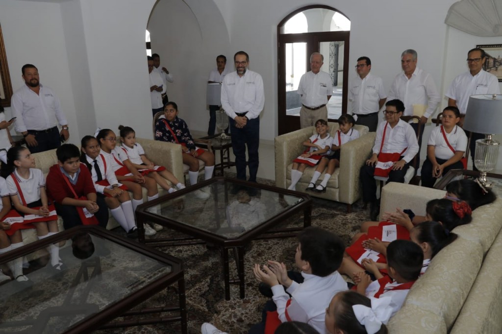 Mil-531-estudiantes-han-visitado-Casa-de-Gobierno-Nacho-Peralta-2